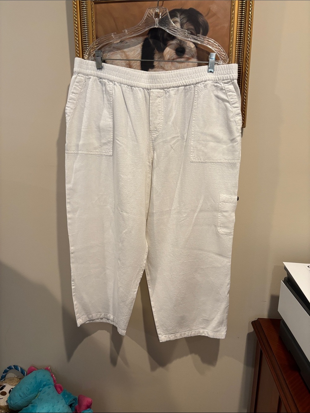 Susan Graver White Cropped Pull-On Capris